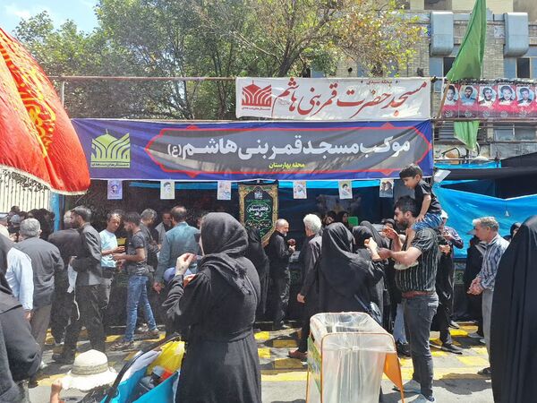 قدم‌هایی تا بهشت؛ جاماندگان اربعین در مشهد رهسپار حرم مطهر رضوی شدند