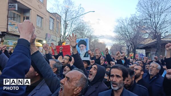 خروش مردم چهارمحال و‌بختیاری در میدان انقلاب شهرکرد