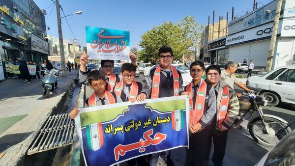 راهپیمایی پرشور دانش آموزان ساوجی در یوم الله ۱۳ آبان