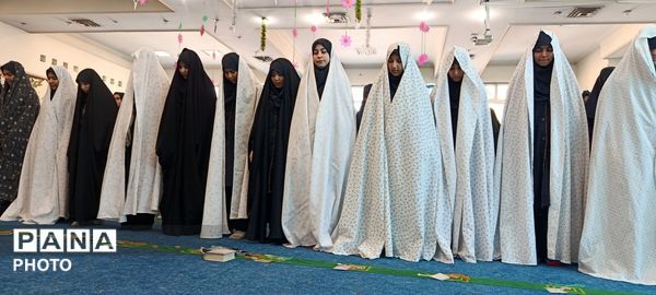 برپایی نماز جماعت با حضور پرشور دانش‌آموزان دبیرستان تیمسار فلاحی ناحیه 1 کرج 