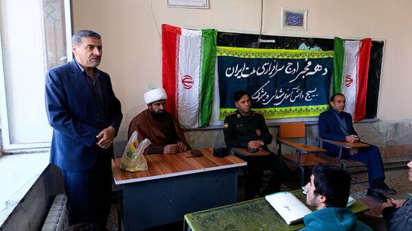 نشست جهاد تبیین به‌مناسبت گرامیداشت دهه‌مبارک فجر در مدرسه امام خمینی (ره) دیشموک