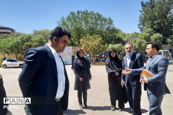 بازدید مدیر آموزش و پرورش ناحیه دو شهرری از دبستان شهید چمران