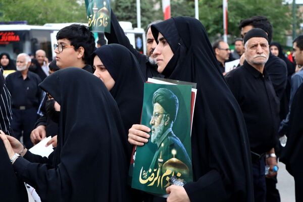 سیل خروشان زائران و مجاوران رضوی در مراسم تشییع پیکر شهدای خدمت