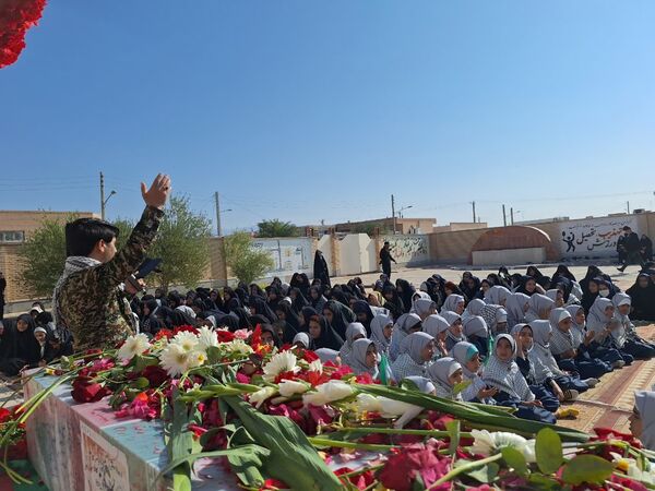 میزبانی دانش‌آموزان دختر بیرجندی از شهید گمنام 