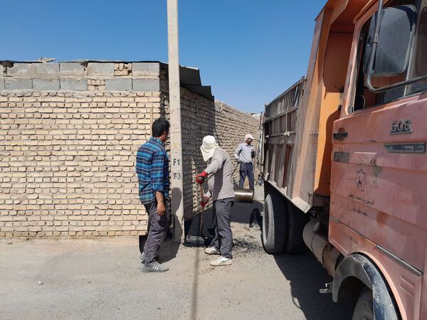 فرآیند چاله‌گیری کوچه دبیرستان مادر مهربان نقاب شهرستان خلیل آباد
