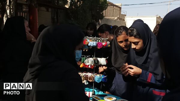 نمایشگاه هنر آفرین ،فروش محصولات و صنایع دستی در دبیرستان عزت طلایی 