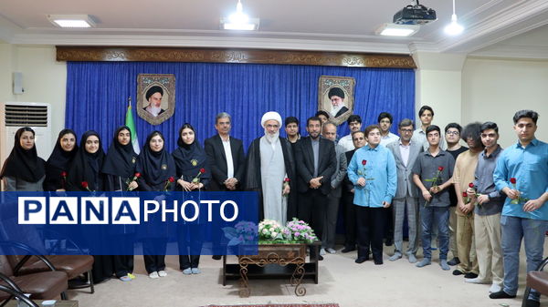 دیدار نخبگان دانش‌آموزی با نماینده ولی فقیه در استان بوشهر 