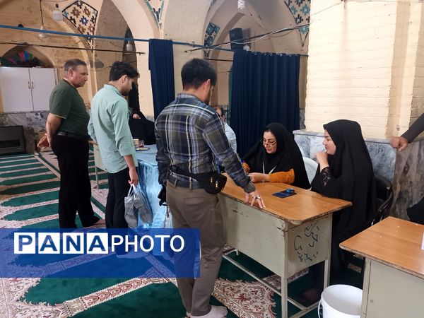 حضور مسئولان، مردم و رای اولی‌های چناران پای صندوق‌های رای در میدان انتخابات 