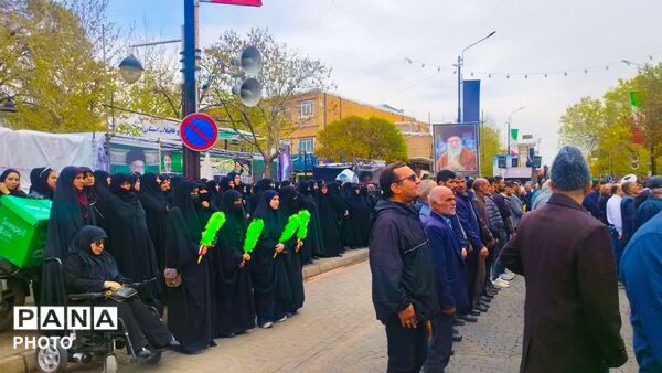 تشییع پیکر شهید مردمی جنگ‌رمضان‌ محرمعلی‌خالقی بر روی دستان مردم شهیدپرور زنجان‌‌
