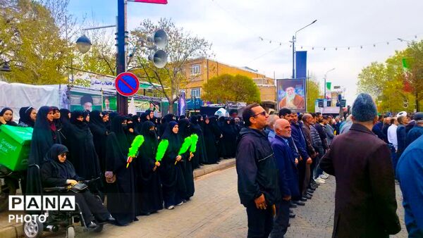 تشییع پیکر شهید مردمی جنگ‌رمضان‌ محرمعلی‌خالقی بر روی دستان مردم شهیدپرور زنجان‌‌