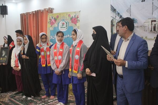 سپاس مربی در دبستان امید انقلاب بوشهر