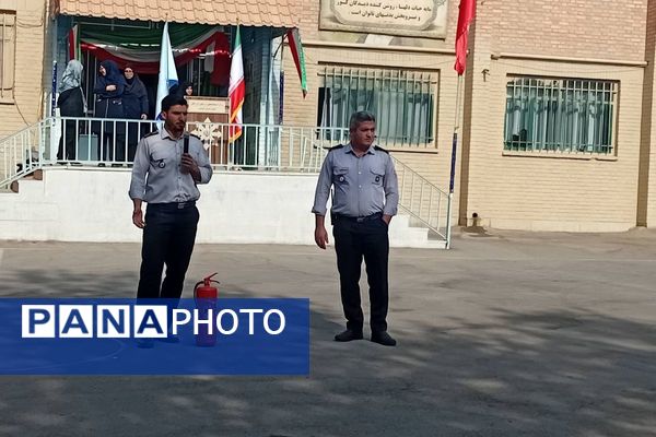 حضور‌ آتش نشانان شهر قدس در دبیرستان فرزانگان