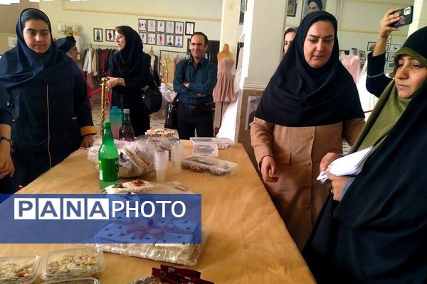 برگزاری جشنواره هفته مشاغل در هنرستان کوثر قیامدشت ری یک