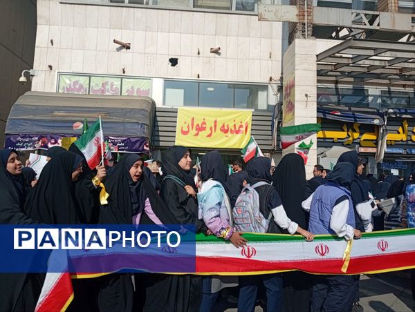 ۱۳ آبان، فریاد شهامت دانش آموزان در مسیر استقلال طلبی و استکبار ستیزی 