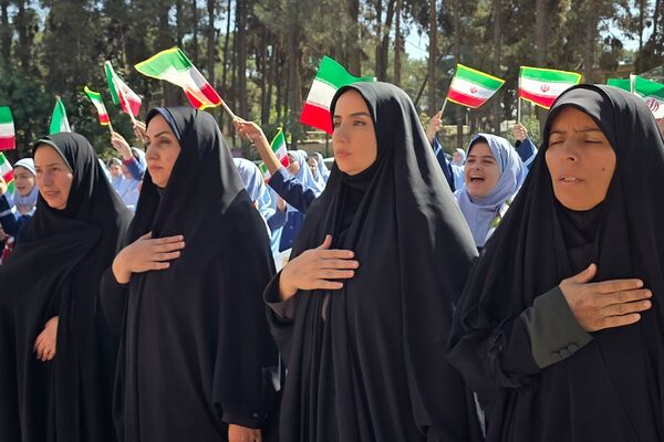جشن عاطفه‌ها؛ لبریز از مهربانی در دبستان دخترانه قدر بهارستان ۲