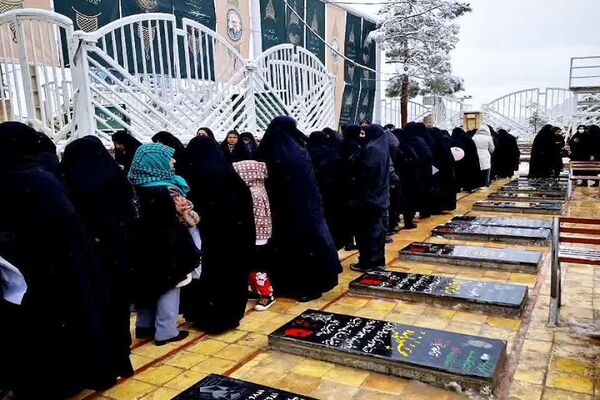 روز برفی گلزار شهدای کرمان 