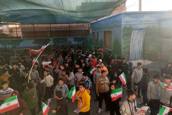 جشن آغاز دهه فجر در دبیرستان شهید احمدی روشن 