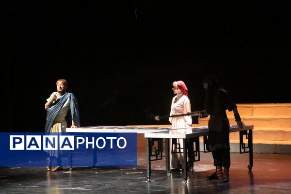 تئاتر «هیولاکش» روایتی نمایشی از شاهنامه در تالار بزرگ یزد