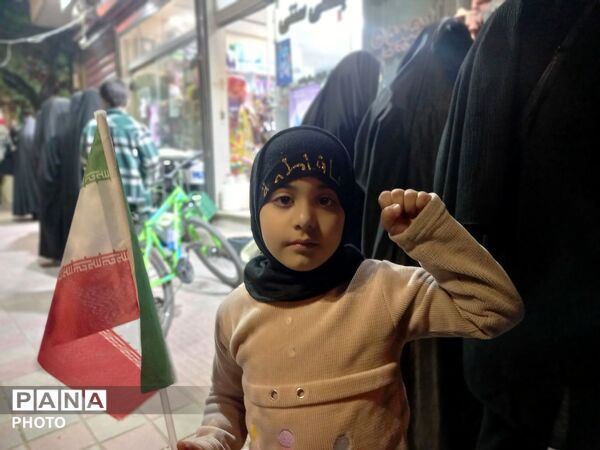 حضوری شبانه با پرچم پرافتخار ایران