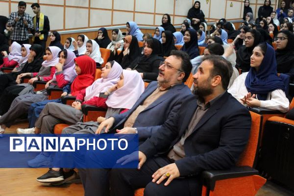 تقدیر از برگزیدگان جشنواره فرهنگی و هنری فردا در ساری 
