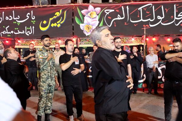 دانش‌آموزان در موکب دانش‌آموزی عشاق‌الحسین از زائرین کربلای معلی پذیرایی کردند