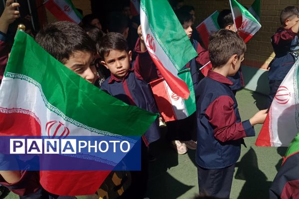 اجرای سرود ای‌ایران در برنامه صبحگاهی دبستان سعدی