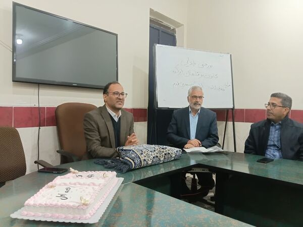 رونمایی از کتاب اولین گام مهمترین قدم در ابرکوه