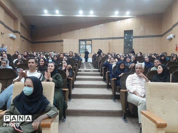 نخستین جلسه انجمن اولیا و مربیان در دبیرستان پدران آسمانی 