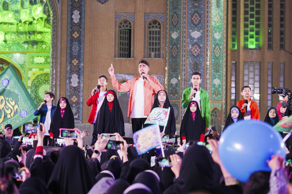 همخوانی سرود «سلام یا مهدی» با حضور ابوذر روحی در مسجد جمکران