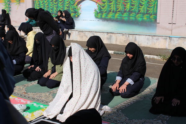 توزیع آش نذری ایام فاطمیه در دبیرستان سردار شهید قاسم سلیمانی
