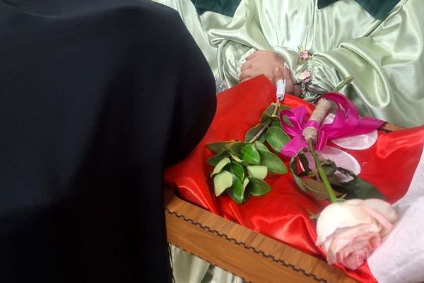 پرچم متبرک امام حسین(ع) میهمان دانش‌آموزان مدرسه زنده‌یاد قمصری