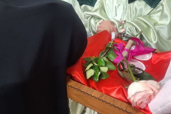 پرچم متبرک امام حسین(ع) میهمان دانش‌آموزان مدرسه زنده‌یاد قمصری