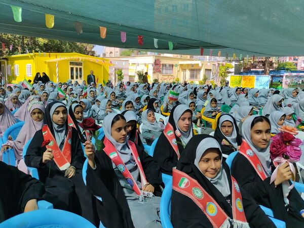 به صدا درآوردن زنگ سپاس‌ معلم در مدرسه شاهد شهید ناصری