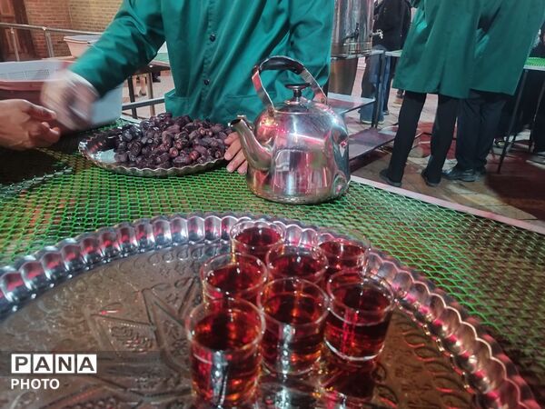 جرعه‌ای ارادت به نیت مادر؛ میزبانی چایخانه حضرت زهرا (س) در شب ۱۷۱ فراق رهبر معظم انقلاب اسلامی 