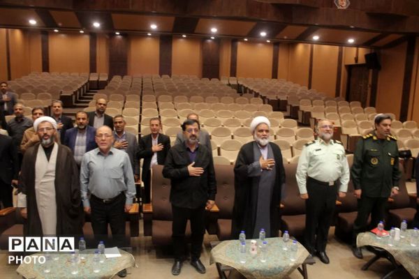 رونمایی از نخستین جلد دانشنامه دفاع مقدس استان قم