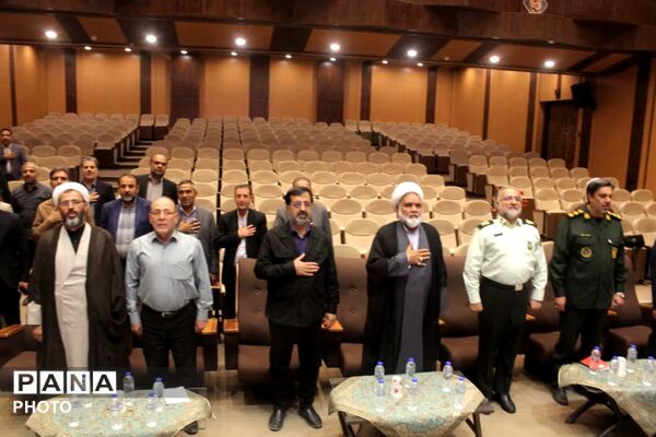 رونمایی از نخستین جلد دانشنامه دفاع مقدس استان قم