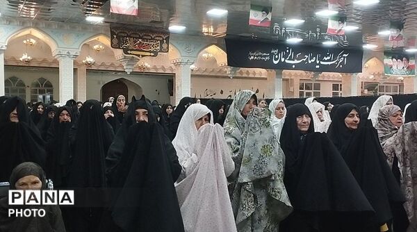  نماز جماعت در امامزاده سید حمزه کاشمر 