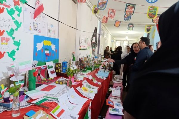 مراسم دهه فجر و برگزاری نمایشگاه دست‌سازهای دانش‌آموزی در دبستان شیخ کلینی