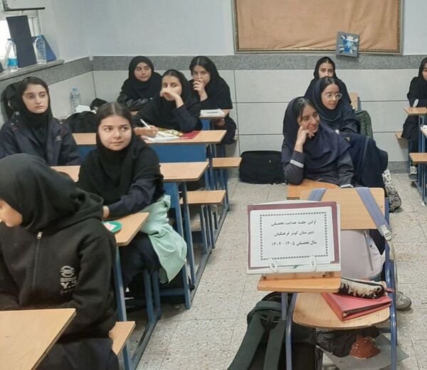 اولین جلسه هدایت تحصیلی در دبیرستان دخترانه کوثر فرهنگیان