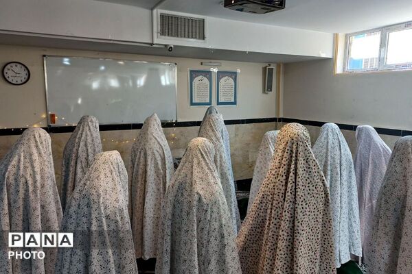 نماز جماعت در مدرسه پرنیان
