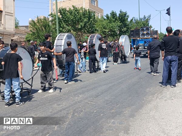 عزاداری پرشور ظهر عاشورا در محمدشهر کرج