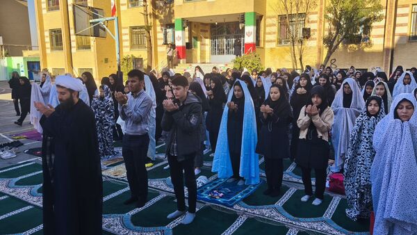 نماز جماعت باران در آموزشگاه شهید فتحی‌پور ناحیه یک شهرستان بهارستان
