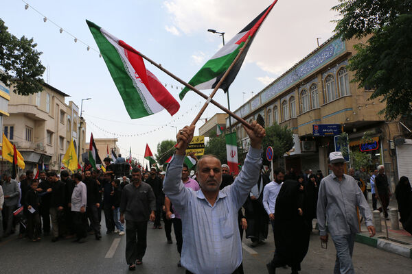 راهپیمایی نمازگزاران جمعه قم در محکومیت جنایات اردوگاه «النصیرات»