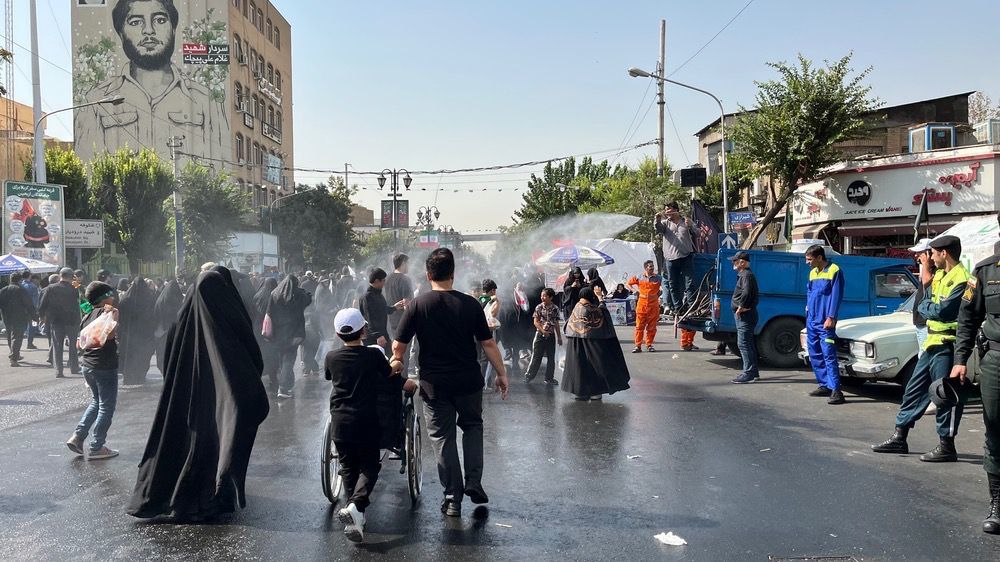 جاماندگان اربعین در خیابان ۱۷ شهریور هم‌قدم با زائران کربلا