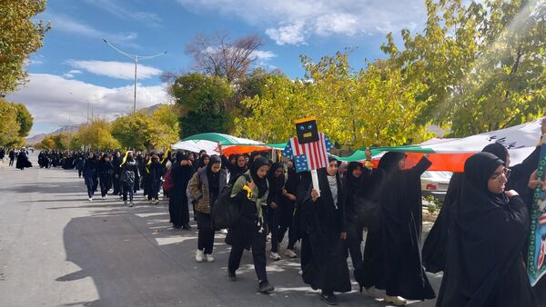حضور پرشور دانش‌آموزان فریدنی در راهپیمایی 13 آبان