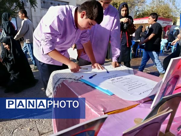 حضور دانش آموزان شیرازی درغرفه‌های فرهنگی راهپیمایی 13 آبان