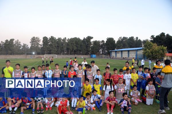 اختتامیه کلاس‌های اوقات فراغت فوتبال در سالن تربیت‌بدنی شهید عابدی