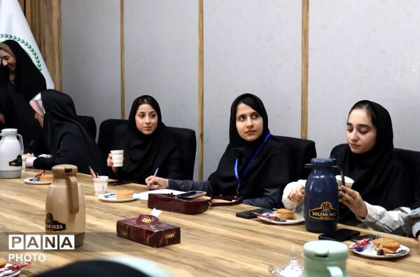 تولدی دوباره برای پانا در کنار خبرنگاران برتر 