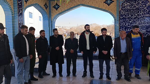 گلباران قبور شهدای شهر سفیددشت به مناسبت دهه فجر
