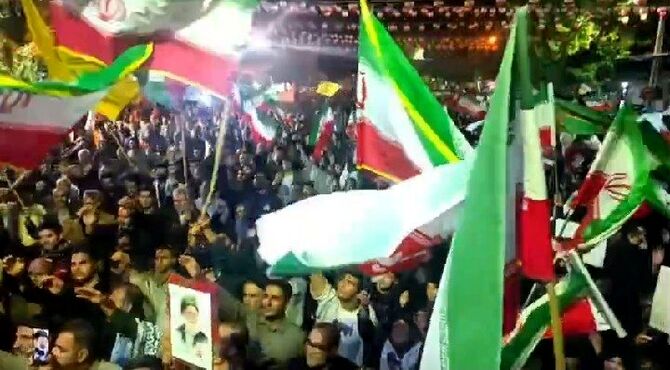مردم شب‌ها برای دفاع از کشورشان به میدان می‌روند